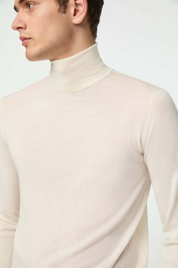 L.B.M. 1911 Maglia dolcevita in lana ultralight bianco latte Maglia dolcevita in lana ultralight bianco latte Presa