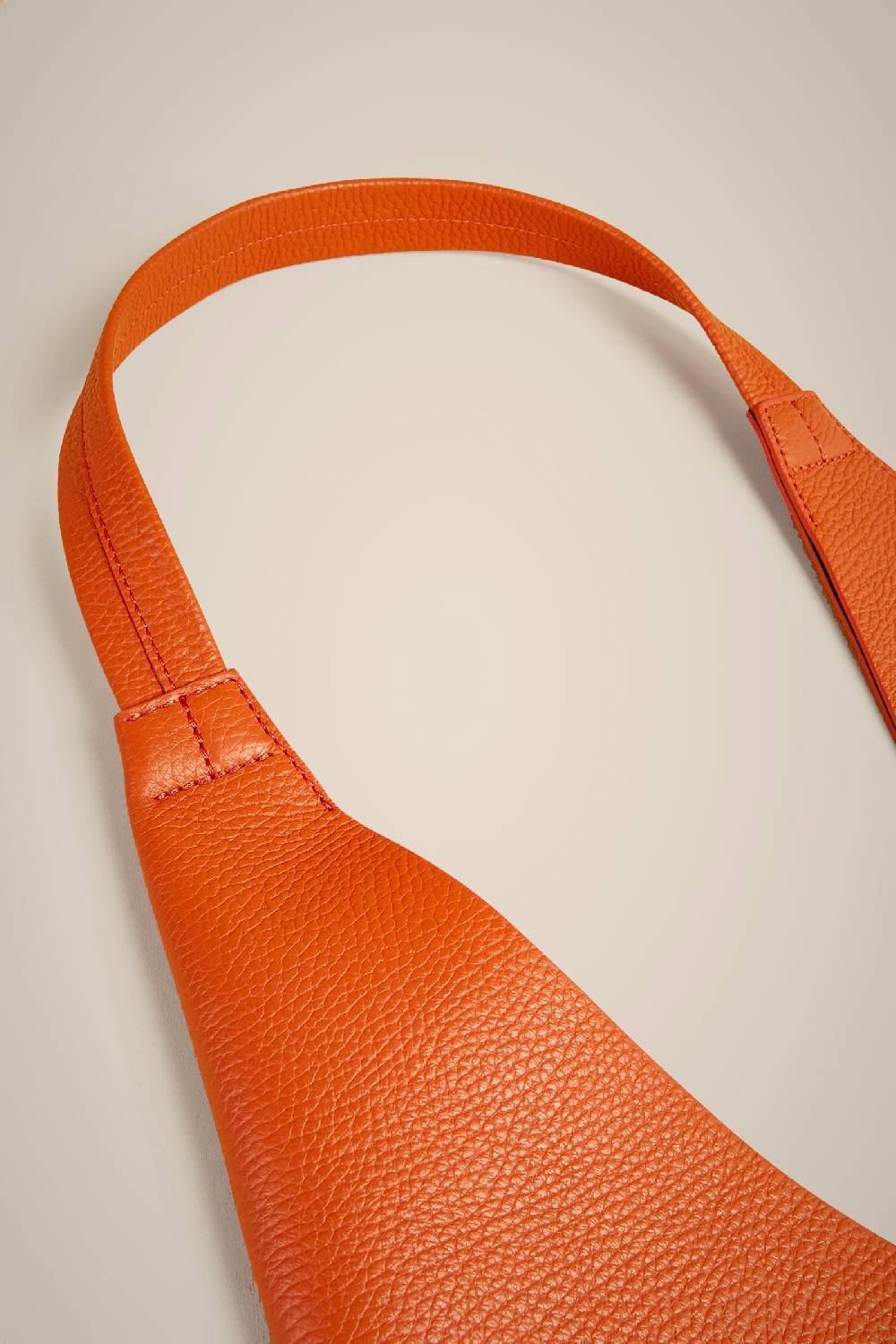 Liviana Conti MAXI HOBO S4AA4SA02C36-0.NR 2025