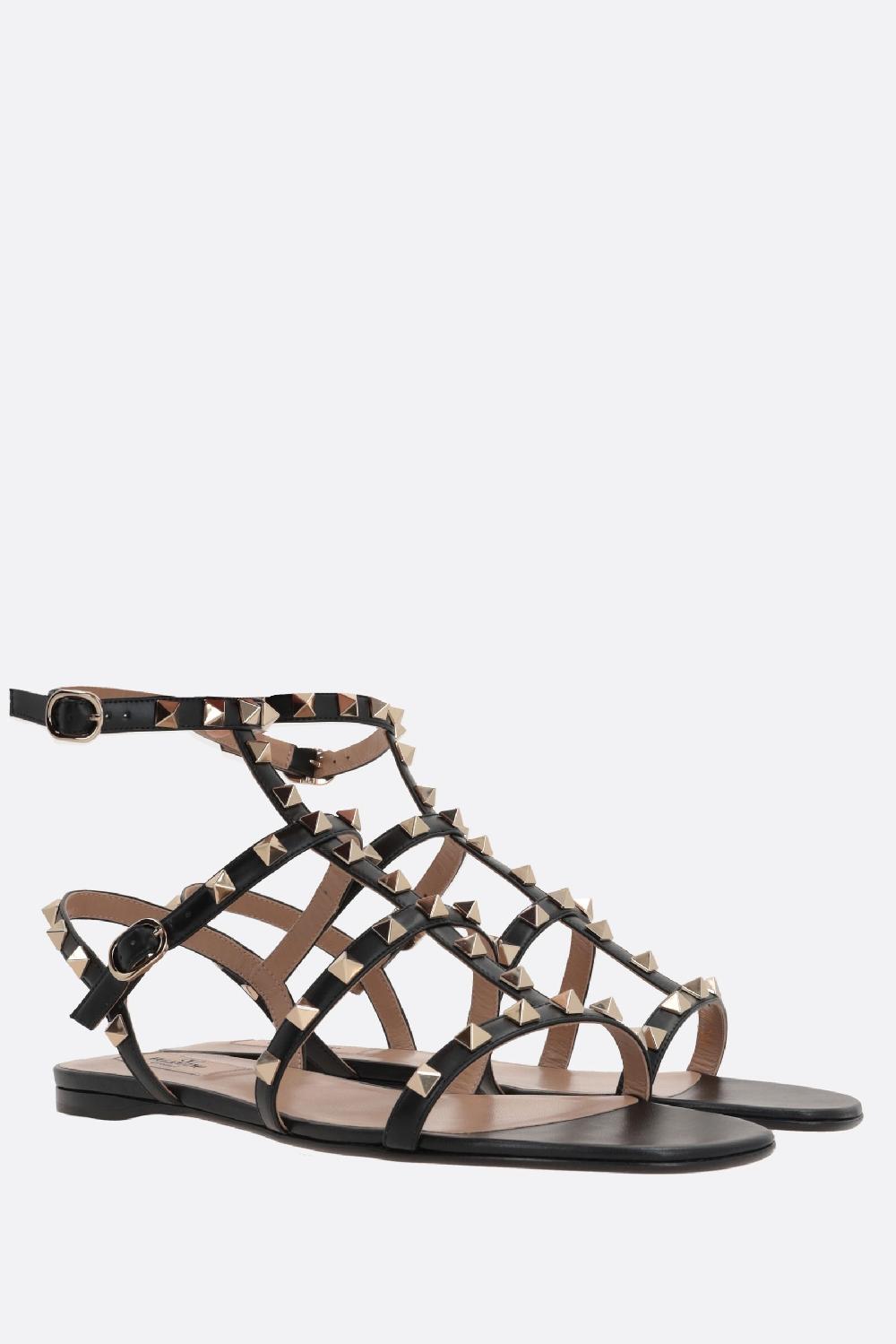 VALENTINO GARAVANI sandalo flat Rockstud in pelle liscia Sottocosto