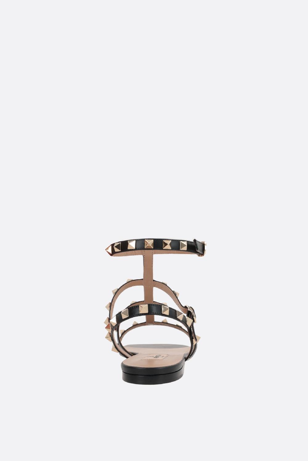 VALENTINO GARAVANI sandalo flat Rockstud in pelle liscia Sottocosto