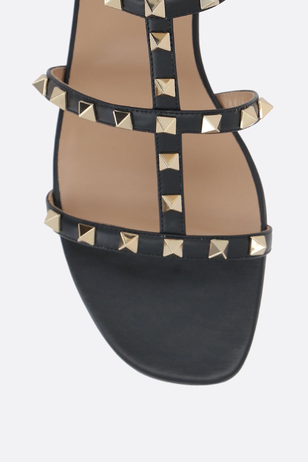 VALENTINO GARAVANI sandalo flat Rockstud in pelle liscia Sottocosto