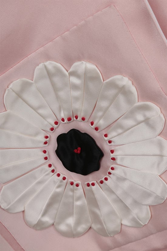 PRADA stola in raso di seta patch fiore In Saldo